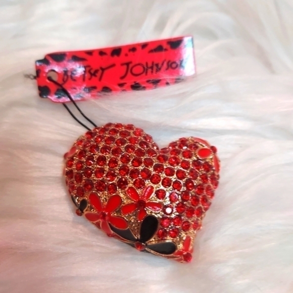 BETSEY Johnson Heart Love Red Flower Enamel Brooch Pin NEW - Picture 2 of 7